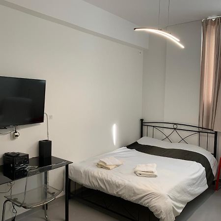 Holodek Apartments Ground & Semibasement Atenas Exterior foto